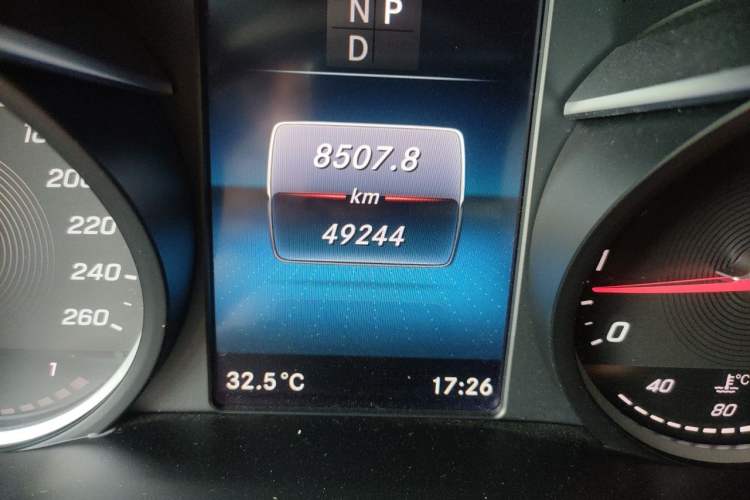 Used Mercedes-Benz V-Class 2021 V 260 Avantgarde Edition Odometer Close Up