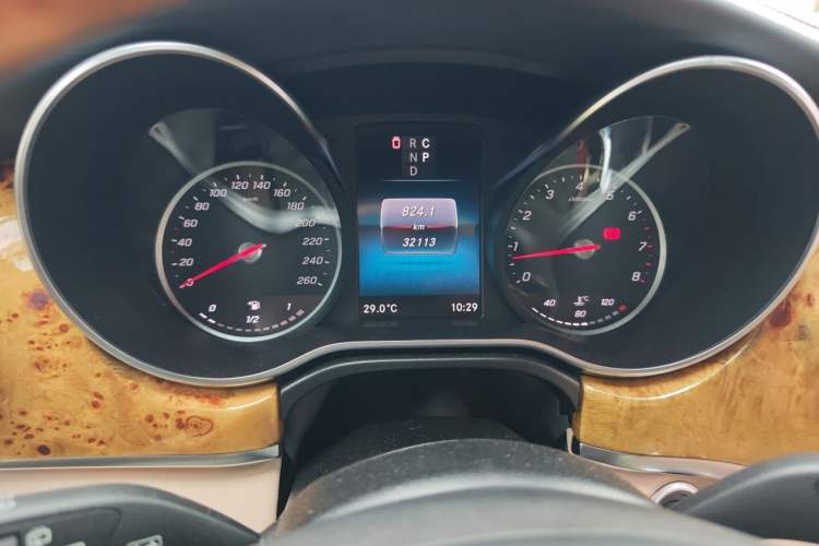 Used Mercedes-Benz V-Class  Odometer Close Up