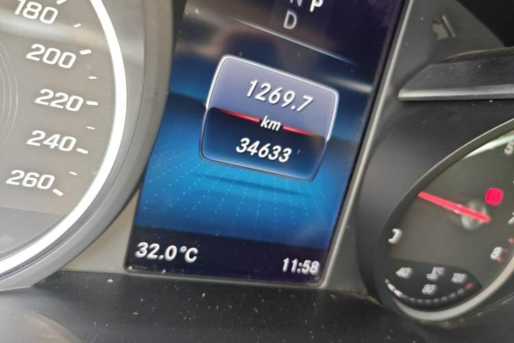 Used Mercedes-Benz V-Class 2021 V 260 L Long-wheelbase Luxury Edition Odometer Close Up