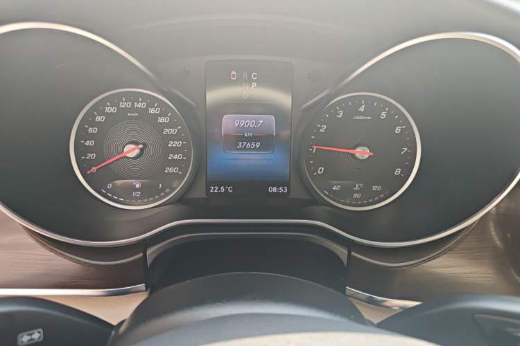 Used Mercedes-Benz V-Class 2021 V 260 Avantgarde Edition Odometer Close Up