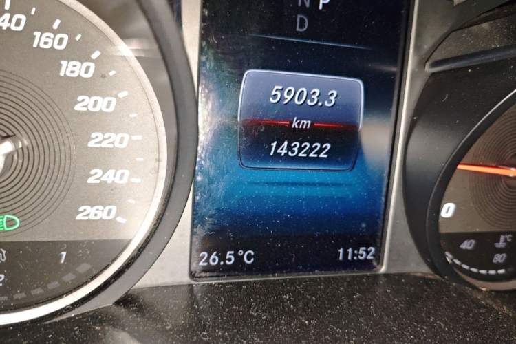 Used Mercedes-Benz V-Class 2021 V 260 L Long-wheelbase Luxury Edition Odometer Close Up
