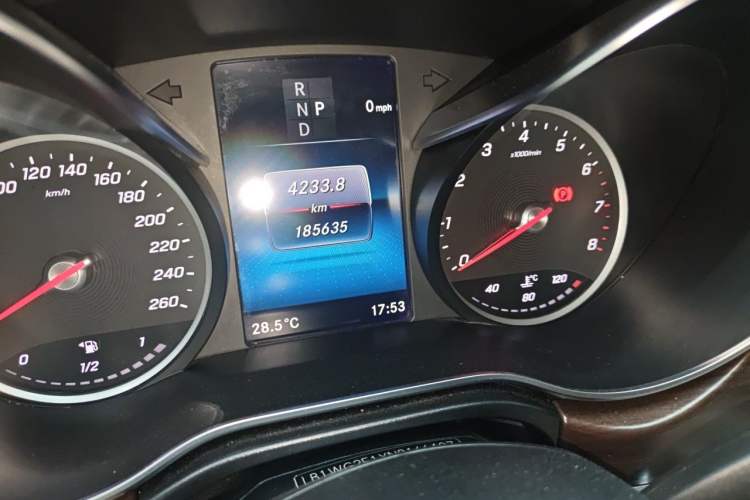 Used Mercedes-Benz V-Class 2021 V 260 Avantgarde Edition Odometer Close Up