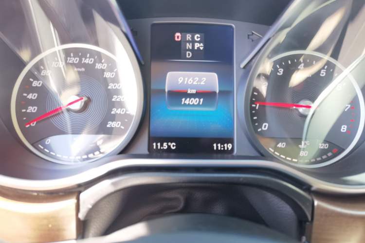 Used Mercedes-Benz V-Class 2021 V 260 L Long-wheelbase Luxury Edition Odometer Close Up