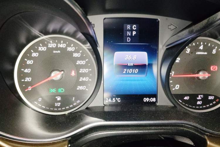 Used Mercedes-Benz V-Class 2021 V 260 Prestige Edition Odometer Close Up