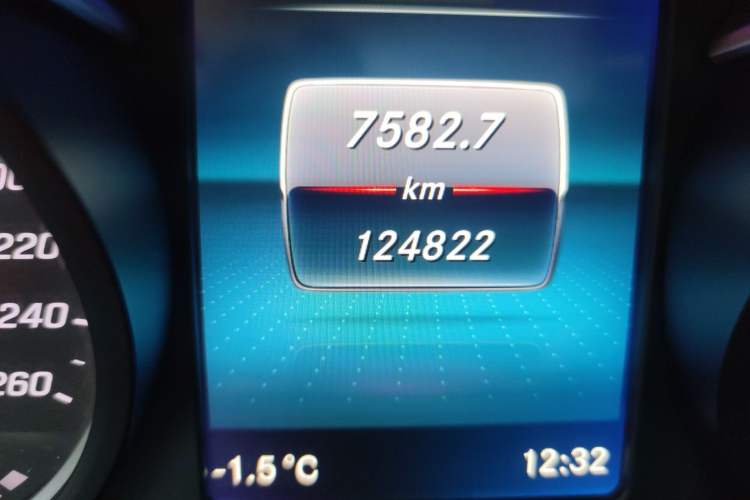 Used Mercedes-Benz V-Class 2021 V 260 Avantgarde Edition Odometer Close Up
