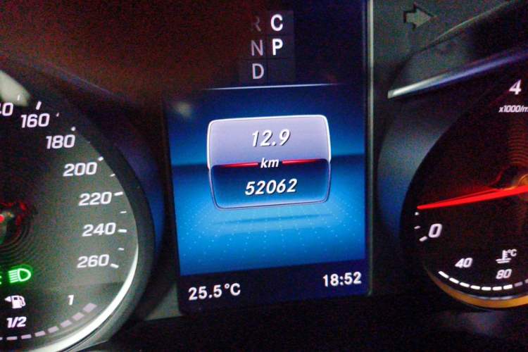 Used Mercedes-Benz V-Class 2021 V 260 Avantgarde Edition Odometer Close Up