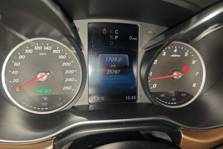 Used Mercedes-Benz V-Class 2021 V 260 Prestige Edition Odometer Close Up