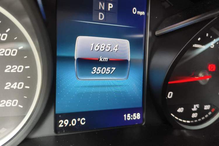 Used Mercedes-Benz V-Class 2021 V 260 L Long-wheelbase Luxury Edition Odometer Close Up
