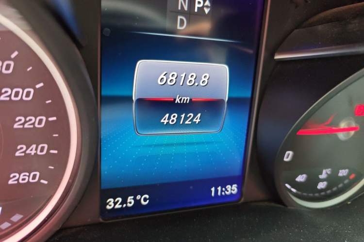 Used Mercedes-Benz V-Class 2021 V 260 L Long-wheelbase Luxury Edition Odometer Close Up