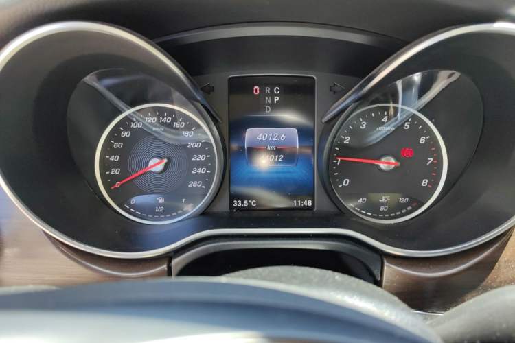 Used Mercedes-Benz V-Class 2021 V 260 Avantgarde Edition Odometer Close Up
