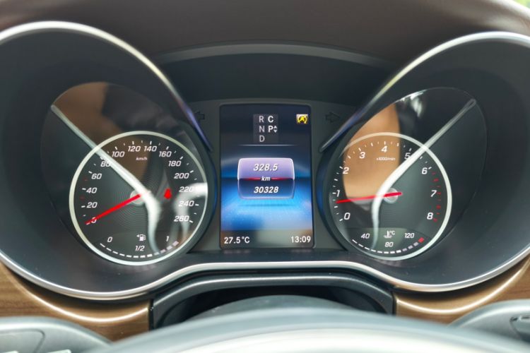 Used Mercedes-Benz V-Class 2021 V 260 L Long-wheelbase Luxury Edition Odometer Close Up