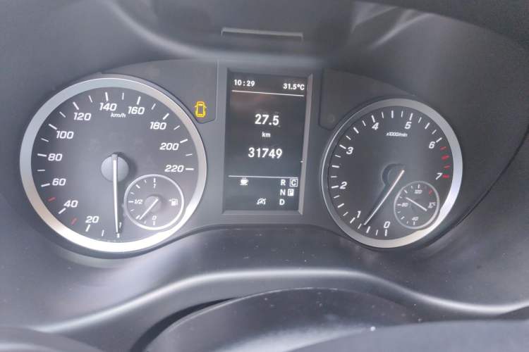 Used Mercedes-Benz V-Class 2021 V 260 Avantgarde Edition Odometer Close Up
