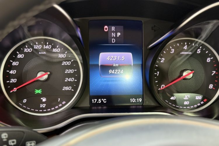 Used Mercedes-Benz V-Class 2021 V 260 Avantgarde Edition Odometer Close Up