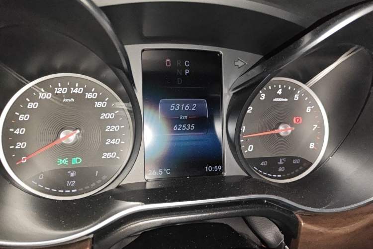 Used Mercedes-Benz V-Class 2021 V 260 Avantgarde Edition Odometer Close Up