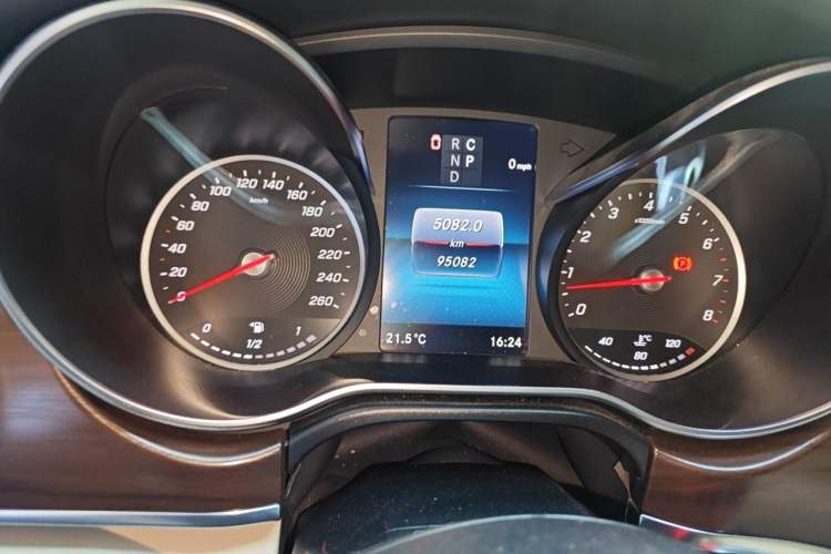 Used Mercedes-Benz V-Class 2021 V 260 Avantgarde Edition Odometer Close Up