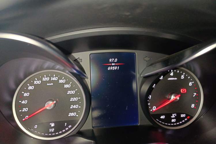 Used Mercedes-Benz V-Class  Odometer Close Up