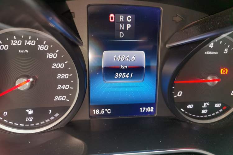 Used Mercedes-Benz V-Class 2021 V 260 Avantgarde Edition Odometer Close Up