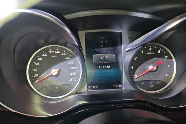 Used Mercedes-Benz V-Class 2021 V 260 Avantgarde Edition Odometer Close Up