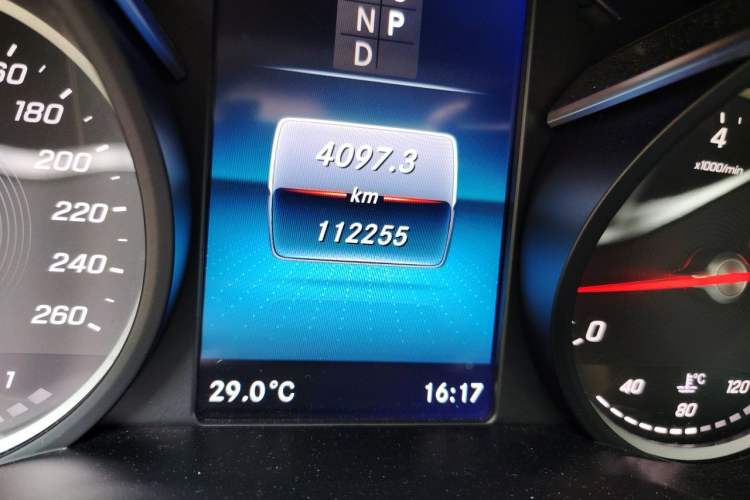 Used Mercedes-Benz V-Class 2021 V 260 L Long-wheelbase Luxury Edition Odometer Close Up