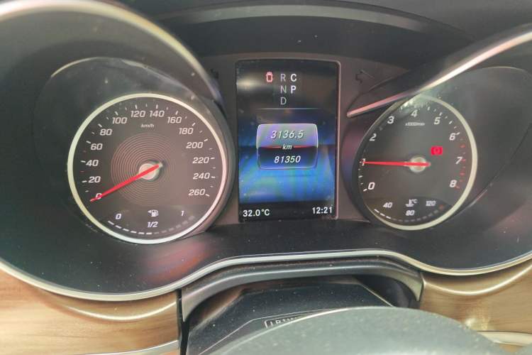 Used Mercedes-Benz V-Class 2021 V 260 Prestige Edition Odometer Close Up