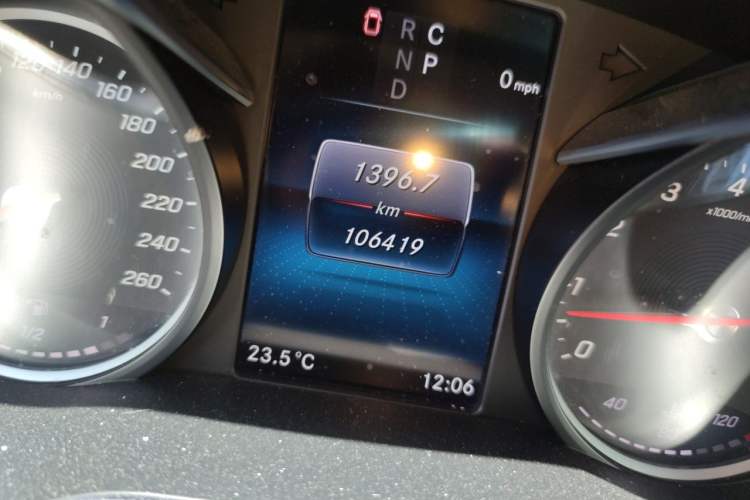 Used Mercedes-Benz V-Class 2021 V 260 Prestige Edition Odometer Close Up