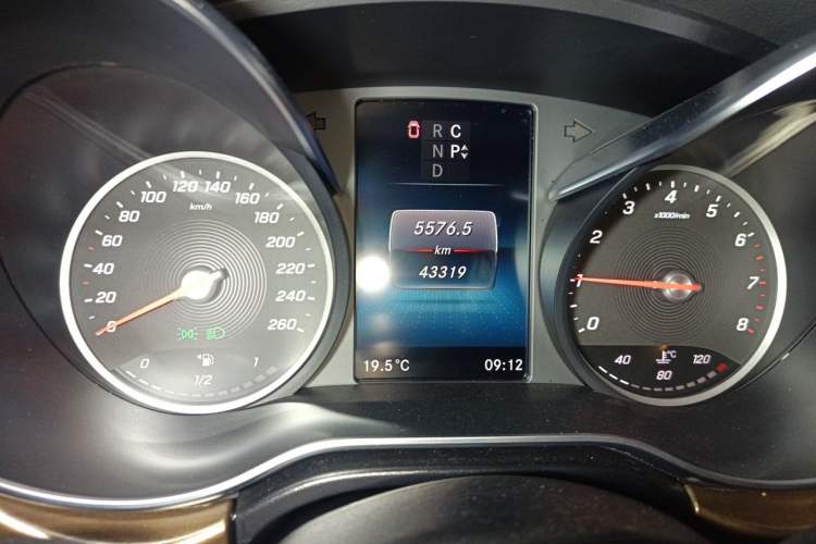 Used Mercedes-Benz V-Class 2021 V 260 L Long-wheelbase Luxury Edition Odometer Close Up