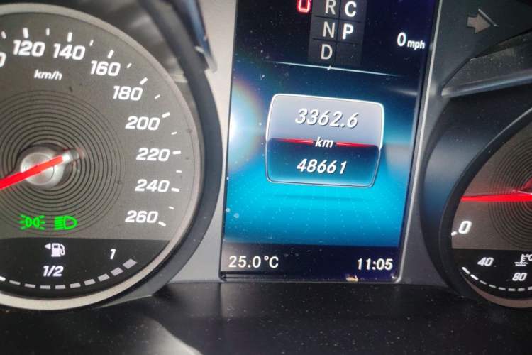 Used Mercedes-Benz V-Class 2021 V 260 Avantgarde Edition Odometer Close Up