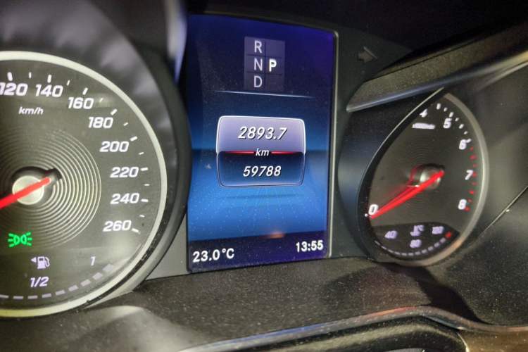 Used Mercedes-Benz V-Class 2021 V 260 Prestige Edition Odometer Close Up