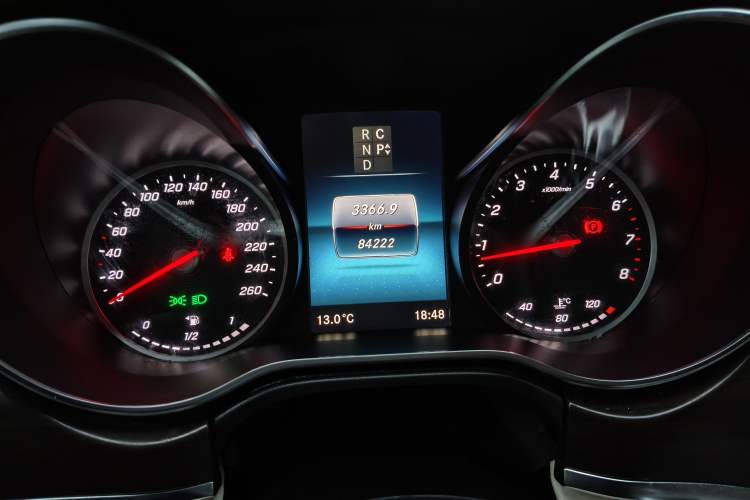 Used Mercedes-Benz V-Class 2021 V 260 Avantgarde Edition Odometer Close Up