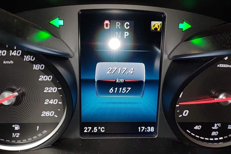 Used Mercedes-Benz V-Class 2021 V 260 Prestige Edition Odometer Close Up