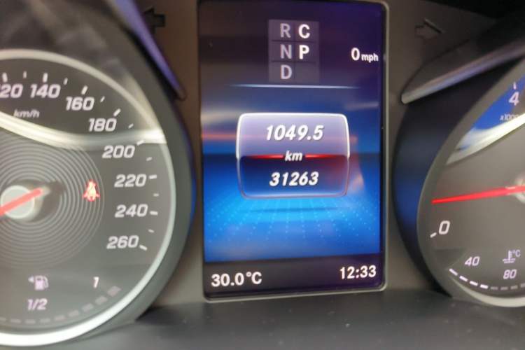 Used Mercedes-Benz V-Class 2021 V 260 L Long-wheelbase Luxury Edition Odometer Close Up