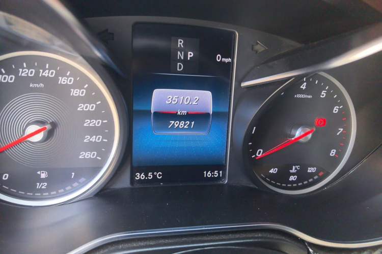 Used Mercedes-Benz V-Class 2021 V 260 Avantgarde Edition Odometer Close Up