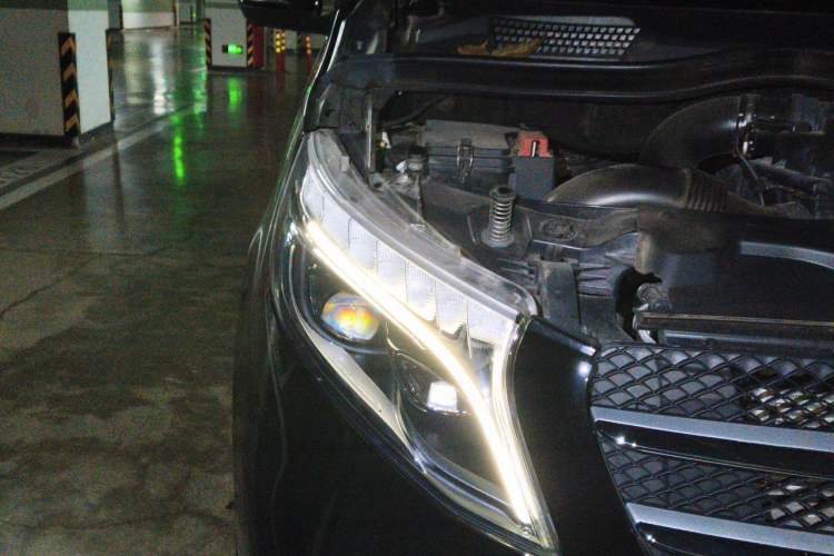 Used Mercedes-Benz V-Class 2021 V 260 Avantgarde Edition Right Front Headlight