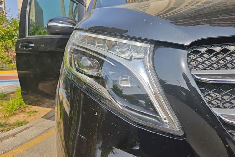 Used Mercedes-Benz V-Class 2021 V 260 Avantgarde Edition Right Front Headlight