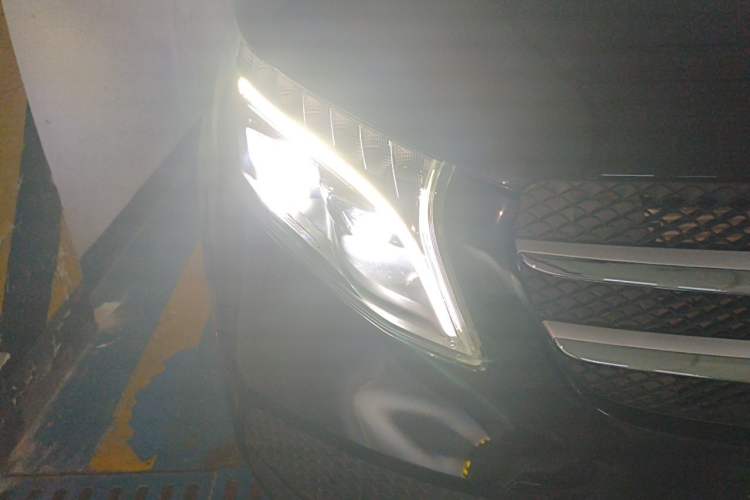 Used Mercedes-Benz V-Class 2021 V 260 Avantgarde Edition Right Front Headlight