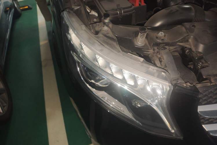 Used Mercedes-Benz V-Class 2021 V 260 Prestige Edition Right Front Headlight