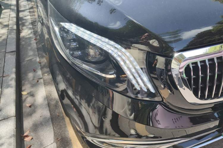 Used Mercedes-Benz V-Class 2021 V 260 Avantgarde Edition Right Front Headlight