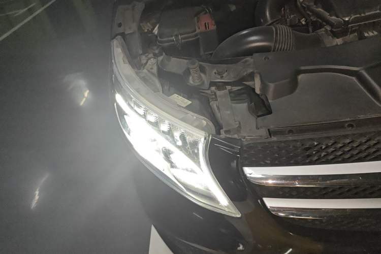 Used Mercedes-Benz V-Class 2021 V 260 Avantgarde Edition Right Front Headlight