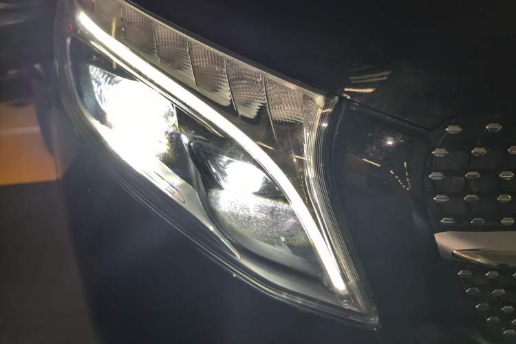 Used Mercedes-Benz V-Class 2021 V 260 L Long Wheelbase Prestige Edition Right Front Headlight