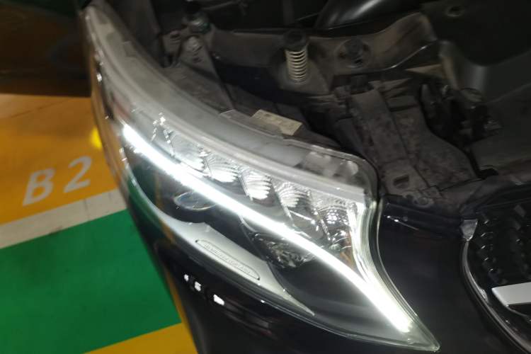 Used Mercedes-Benz V-Class 2021 V 260 L Long-wheelbase Luxury Edition Right Front Headlight