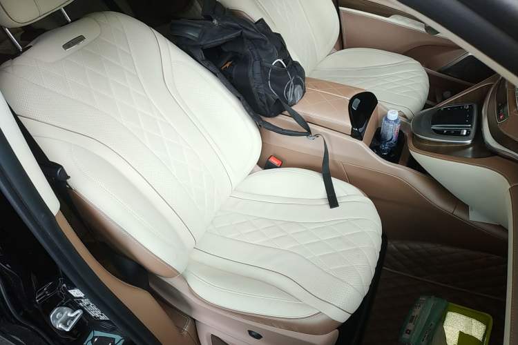 Used Mercedes-Benz V-Class 2021 V 260 Avantgarde Edition Right Front Seat