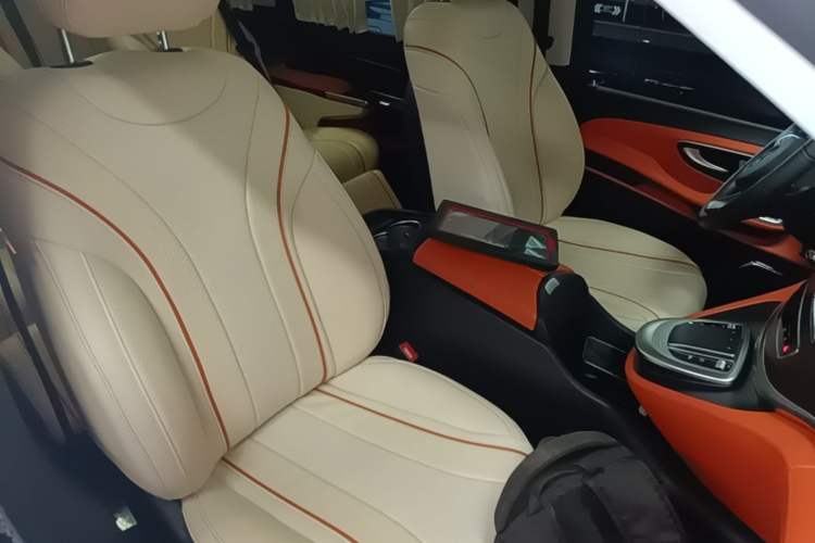 Used Mercedes-Benz V-Class 2021 V 260 Avantgarde Edition Right Front Seat