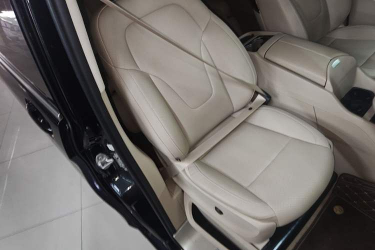 Used Mercedes-Benz V-Class 2021 V 260 Prestige Edition Right Front Seat