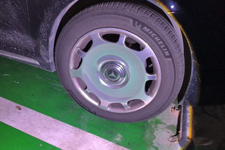 Used Mercedes-Benz V-Class 2021 V 260 Avantgarde Edition Right Front Wheel Hub
