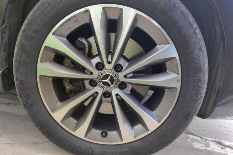 Used Mercedes-Benz V-Class 2021 V 260 Avantgarde Edition Right Front Wheel Hub