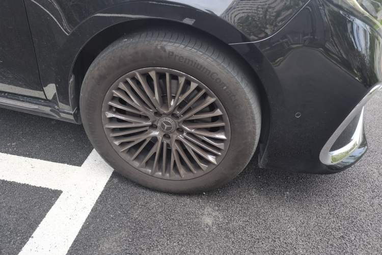 Used Mercedes-Benz V-Class 2021 V 260 L Long Wheelbase Prestige Edition Right Front Wheel Hub