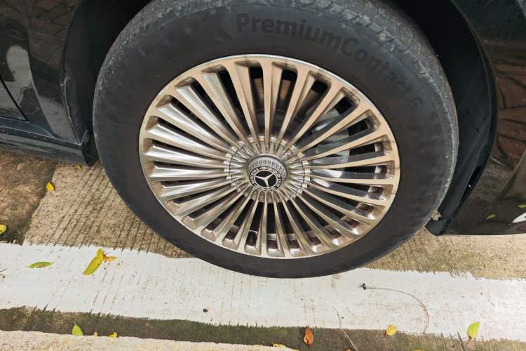 Used Mercedes-Benz V-Class  Right Front Wheel Hub