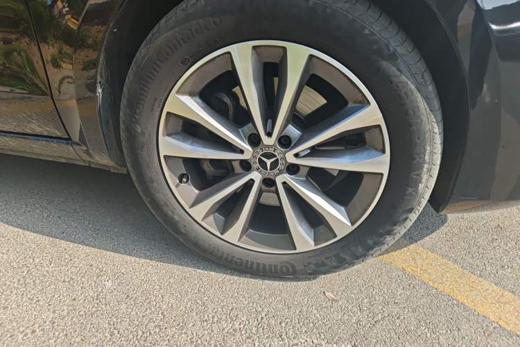 Used Mercedes-Benz V-Class 2021 V 260 Avantgarde Edition Right Front Wheel Hub