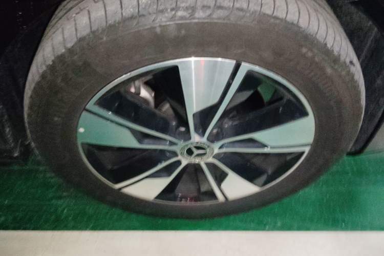 Used Mercedes-Benz V-Class 2021 V 260 Prestige Edition Right Front Wheel Hub