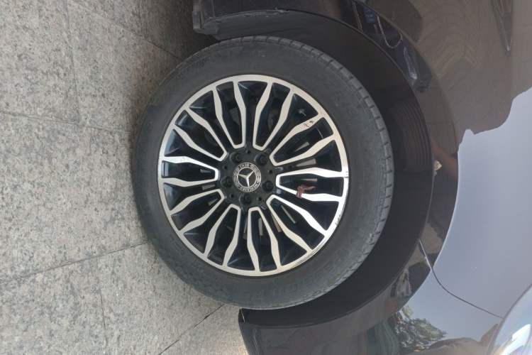 Used Mercedes-Benz V-Class 2021 V 260 Avantgarde Edition Right Front Wheel Hub